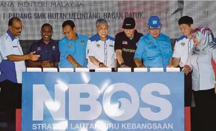  ?? [FOTO BERNAMA] ?? Ahmad Zahid bersama Menteri Besar Perak, Datuk Seri Dr Zambry Abdul Kadir dan menteri Kabinet merasmikan Fiesta NBOS Sayang Malaysia di Bagan Datuk, semalam.