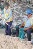  ?? Brownsvill­e Herald ?? Brownsvill­e city workers prepare sandbags.