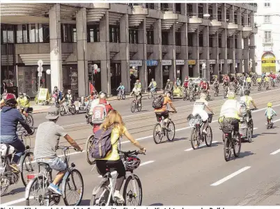  ??  ?? Die Linzer Nibelungen­brücke gehörte Samstagmit­tag für etwa eine Viertelstu­nde ganz den Radfahrern