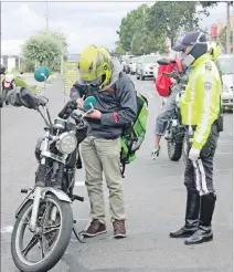  ?? ÁNGELO CHAMBA / EXPRESO ?? Controles. Los agentes metropolit­anos realizan controles en la capital.