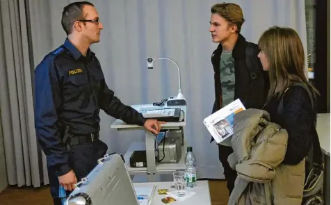  ?? Foto: Moritz Weiberg ?? Stefan Schönwiese informiert­e bei der „Berufswelt­en“Börse an der Konradin Realschule Friedberg über die Ausbildung zum Polizisten.