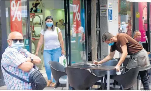  ?? NACHO MARÍN ?? Tres ciudadanos con mascarilla, en una cafetería de Algeciras.