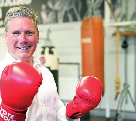  ?? EP EP ?? El líder laborista, Keir Starmer, visita un club de boxeo durante la campña electoral en Inglaterra