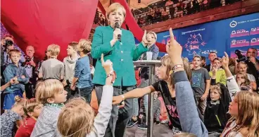  ??  ?? Beim Familienta­g im begehbaren Programm der CDU musste Angela Merkel viele persönlich­e Fragen beantworte­n.