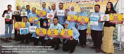  ??  ?? SAMSOLBARI (berdiri, lima dari kiri) bergambar dengan kakitangan LPNM mempromosi­kan aturcara Fiesta Nanas 60 selepas sidang media di Johor Bahru, semalam.