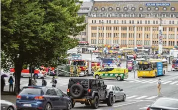  ??  ?? Rettungskr­äfte gestern auf dem Marktplatz in der finnischen Stadt Turku. Hier kam es zu dem Angriff mit zwei Toten und meh reren Verletzten.