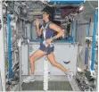  ?? FOTO: NASA/DPA ?? Nasa-Astronauti­n Sunita Williams trainiert auf einem Laufband in der Schwerelos­igkeit.