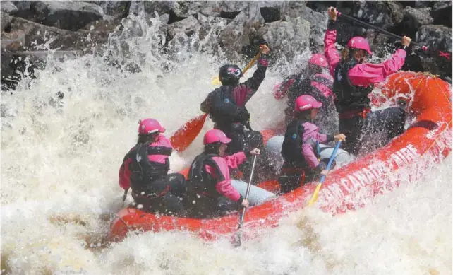  ?? SOPHIE LAVOIE ?? Rafting à l’événement Pink Water, « l’eau vive au féminin », créé au Saguenay– Lac-Saint-Jean en 2013 par de jeunes passionnée­s