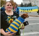  ?? ?? Nastya hatte am Tag der Invasion angefangen, für ihren Hund Ritschi einen Pulli in den ukrainisch­en Farben zu stricken.