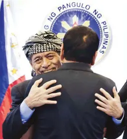  ??  ?? CORDIAL MEETING- Moro National Liberation Front (MNLF) Leader Nur Misuari greets President Duterte before a meeting at the Presidenti­al Guest House in Davao City, yesterday. Misuari was accompanie­d by his wife, Madam Tarhata and son, Abdulkarim....