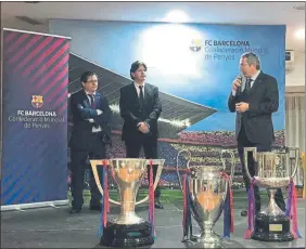  ?? FOTO: ÒSCAR ESCODA ?? Pau Vilanova, con Esteban García y Joan Estella El triplete presidió la fiesta