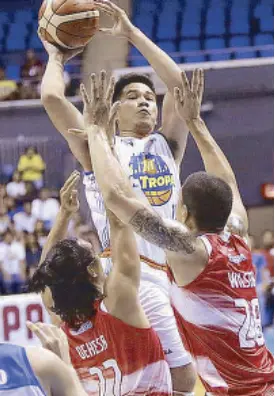  ??  ?? TNT KaTropa’s RR Pogoy looks for an open teammate as he barges into Phoenix defense made up of Karl Dehesa and William Wilson during their knockout duel for the last berth in the PBA Philippine Cup playoffs.