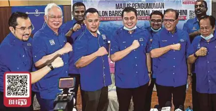  ?? (Foto BERNAMA) ?? Wan Rosdy (dua dari kanan), Najib dan Mohd Shahrim (empat dari kanan) pada majlis pengumuman calon BN di Pekan, semalam. Turut hadir Ahmad (kanan), Asyraf Wajdi (kiri) dan Mohd Nizar.