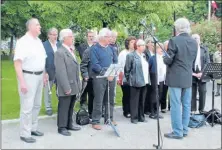  ??  ?? La chorale des “Amis de la Résistance” (Ph CB65)