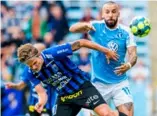  ?? Foto: BILDBYRÅN ?? Snart får Tim Björkström i Sirius och Malmö FF:s Guillermo Molins gå in i närkamper igen.