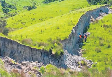 ?? Picture / Kate Pedley ?? Ground raised into a wall near Waiau by the November 14 7.8 earthquake.