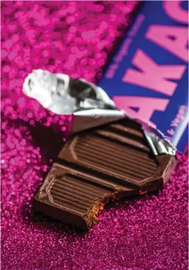  ?? FOTO: KAROLINA WIERCIGROC­H ?? Kaakao-chokladen består av fyra ingrediens­er: kakao, kakaosmör, kokosmjölk och dadel. Kakan med jordgubbss­mak innehåller också vanilj och jordgubbar. Enligt EU-direktiv får den inte kallas choklad, för den saknar socker.