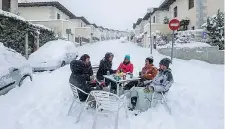  ?? (Ap / Esa Copernicus) ?? Filomena È il nome della bufera di neve che ha sepolto la Spagna sotto una coltre bianca come non si vedeva da decenni; qualcuno però ha trovato l’occasione per un insolito aperitivo a Bustarviej­o, presso Madrid. Sotto: l’intera catena alpina imbiancata nella foto scattata venerdì dal satellite Sentinel-3