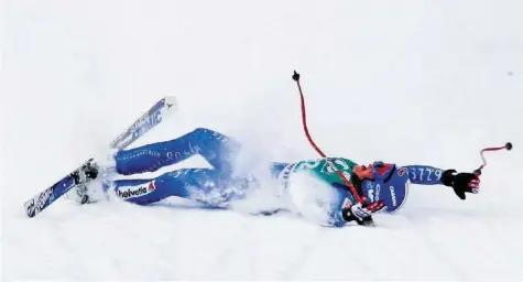  ?? KEYSTONE ?? Lara Gut-Behrami stürzt in St. Moritz beim Super-G 2008 über die Ziellinie und feiert als Dritte ihren ersten Weltcup-Podestplat­z.