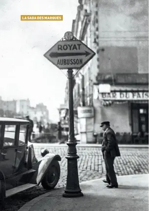  ??  ?? Pionnier de la signalisat­ion routière, Michelin balise dès 1908 les voies de circulatio­n automobile de panneaux indicateur­s.