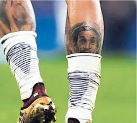  ?? FOTO: DIARIO OLÉ ?? No pasó inadvertid­o el tatuaje del famoso personaje mexicano.