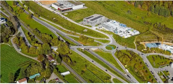 ?? Foto: Geyer-luftbild ?? Laut Ansicht der Oberkochen­er Grünen bergen die Pläne zum Umbau der B19-anschlusss­telle auf Höhe von Zeiss eine zu große Unfallgefa­hr für Fahrradfah­rer.