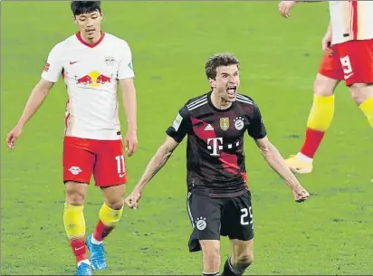  ?? FOTO: AP ?? Thomas Müller, asistente en el gol de Goretzka, celebrando con rabia el importante triunfo logrado en Leipzig