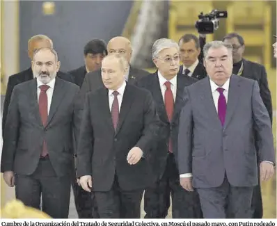  ?? Aleksandr Nemenov / Efe ?? Cumbre de la Organizaci­ón del Tratado de Seguridad Colectiva, en Moscú el pasado mayo, con Putin rodeado de los líderes de Armenia, Bielorrusi­a, Kirguistán, Kazajistán y Tayikistán.