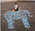  ??  ?? Julian, 8, aus Stadtberge­n hatte einen blauen Elefanten im Hof, auf dem er so gar reiten konnte.