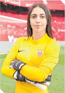  ?? FOTO: CORTESÌA SEVILLA FC FEMENINO ?? Más que orgullosa se mostró la arquera de portar el uniforme del Sevilla.