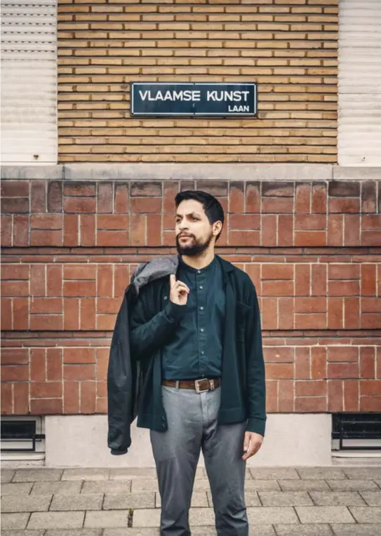  ??  ?? Mohamed Ouaamari: ‘Met mijn boek wil ik als Vlaming met Marokkaans­e roots de andere Vlamingen de hand reiken.’