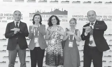  ??  ?? Die Delegation aus Málaga formte die Hände zum Steintisch – die Geste war Symbol der Kandidatur.