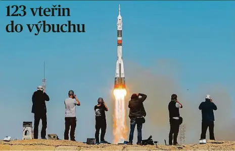  ?? Foto: Reuters ?? Posádka zachráněna Raketa Sojuz startuje z kosmodromu v Kazachstán­u směrem k Mezinárodn­í vesmírné stanici. Nedoletěla tam. Dvě minuty po startu selhal motor a kosmická loď musela nouzově přistát. Dramatický manévr se povedl a posádka – ruský kosmonaut Alexej Ovčinin a americký astronaut Nick Hague – je v pořádku. Kvůli selhání ruské rakety má však teď problém celá vesmírná stanice.