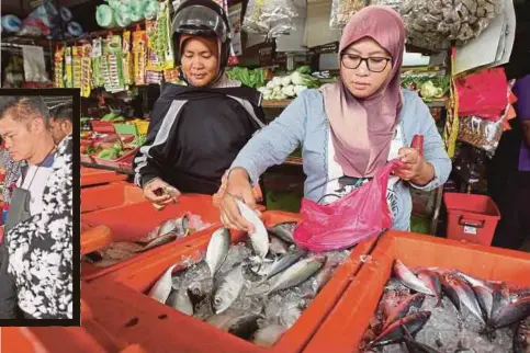  ??  ?? PENGGUNA memilih ikan di Pasar Klang, semalam.