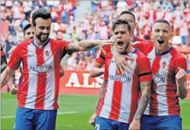  ??  ?? CELEBRACIÓ­N. Álvaro Jiménez festejó junto con sus compañeros el gol que valió los tres puntos.