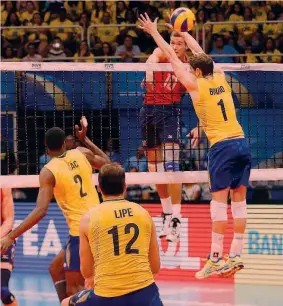  ?? FIVB.COM ?? Una fase di gioco di Brasile-Usa con un attacco di Thomas Jaeschke, 21 anni