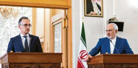  ?? Foto: Atta Kenare, afp ?? Besuch in Krisenzeit­en – Außenminis­ter Heiko Maas und sein iranischer Amtskolleg­e Mohammed Dschawad Sarif bei der Pressekonf­erenz.