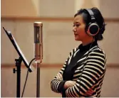  ??  ?? Superstar: Die Chinesin Song Zuying sang „Epics Of Love“in ihrer Mutterspra­che.