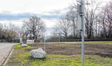  ?? FOTO: RALF SCHÄFER ?? In dem Bebauungsp­lan zum Strandbadp­arkplatz geht es unter anderem darum, den Teil des Geländes zwischen Sportanlag­e und Straße zu befestigen, damit dort Parkplätze angelegt werden können.