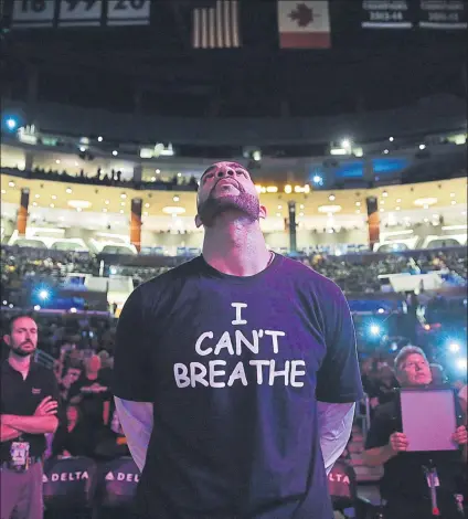  ?? FOTO: AP ?? Carlos Boozer, en una imagen de archivo antes de un partido NBA, con el lema ‘N puedo respirar’, cuando jugaba en los Lakers