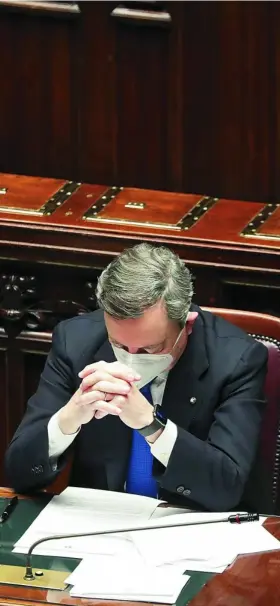  ?? REUTERS ?? Mario Draghi escucha ayer las intervenci­ones de los diputados durante el debate en el Parlamento