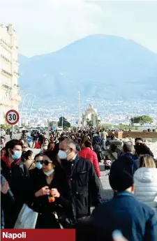  ?? (foto Gerace / Imagoecono­mica) ?? La ressa sul lungomare di Napoli in occasione della passeggiat­a domenicale. Sullo sfondo il Vesuvio Napoli