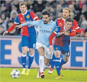  ?? FOTO: IMAGO ?? Unaufhalts­am: Citys Ilkay Gündogan (Mitte) setzt sich gegen Basels Taulant Xhaka durch.