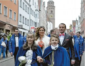  ?? Foto: Helmut Bissinger ?? Donauwörth­s neue Regenten der „fünften Jahreszeit“zogen zum Start vom Tanzhaus durch die Reichsstra­ße zum Rathaus: Kin derprinzes­sin Samira I. (Pflanz) und Kinderprin­z Niels I. (Jansen) sowie ihre Lieblichke­it Julia (Prestle) von den beschwingt­en No...