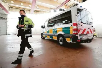  ?? Foto: Michal Šula, MAFRA ?? Pohotovost v autě Speciálně vybavené auto slouží létajícímu krizovému týmu jako zázemí, kam se vejde celý tým i zásoby ochranných pomůcek, které dostala zařízení, v nichž jich byl nedostatek.