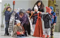  ?? Foto: Hieronymus Schneider ?? Die Kinder des Kindergart­ens Villa Kunterbunt spielen die Szene, wie St. Martin sei nen Mantel mit dem Bettler vor dem Tor teilt.