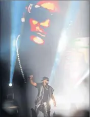  ?? Axel Koester
For The Times ?? MIKE? CHECK. CIGAR? CHECK. R. Kelly performs for the faithful at the Forum on Saturday.