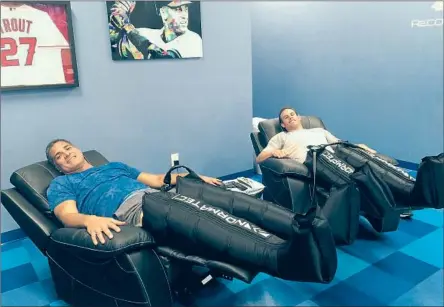  ?? Meredith Danford ?? DAVID BUNEVACZ, left, and Tom Danford undergo compressio­n therapy in 2016. The goodwill soured after Bunevacz swindled Danford.