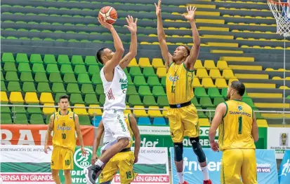  ?? FOTO JUAN ANTONIO SÁNCHEZ ?? Con Beykar Agualimpia (balón), quien regresa a la competenci­a tras una lesión, Academia de la Montaña espera ser más eficaz ante el quinteto de San Andrés.