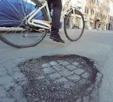  ??  ?? Alcuni esempi di avvallamen­ti e voragini che si sono formate nei giorni scorsi nelle strade di Bologna a causa del gelo